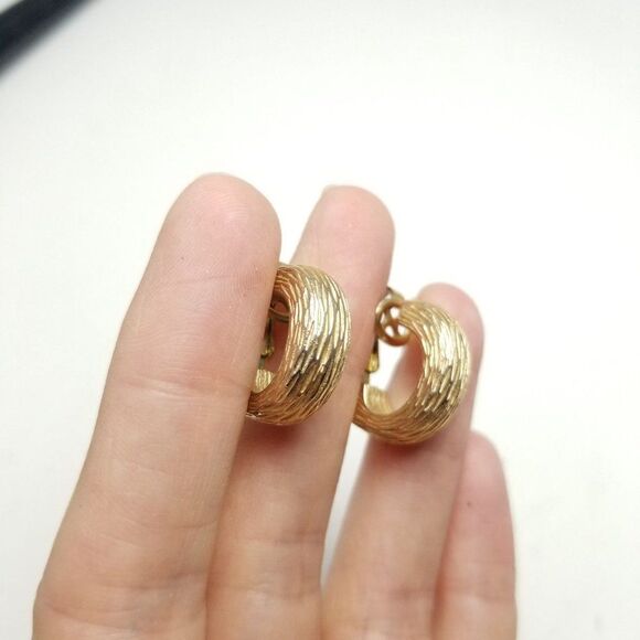 Vintage Avon Textured Gold Tone Huggie Hoop Clip On Earrings, Classic Design - Picture 3 of 6